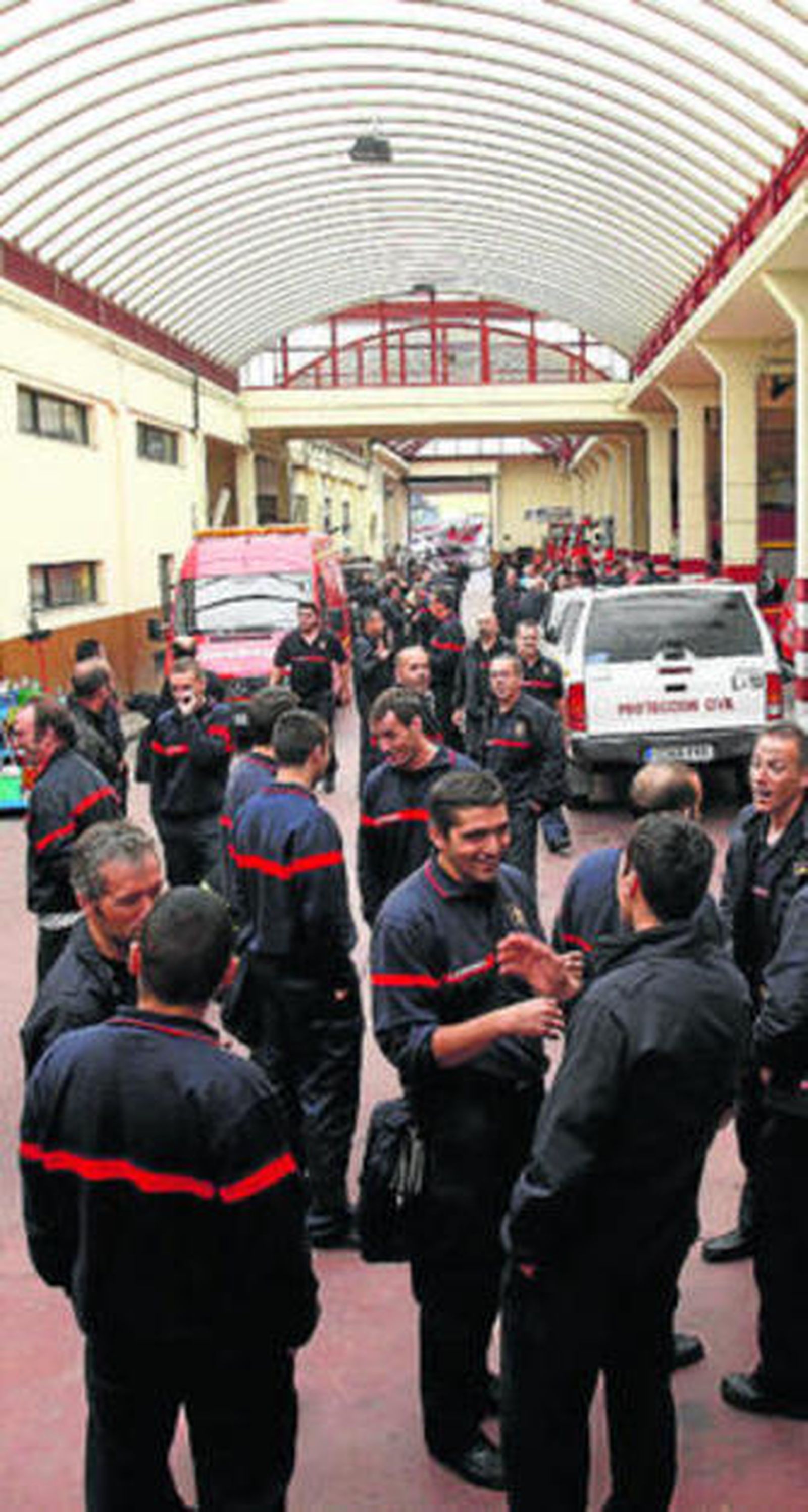 Bomberos reunidos ayer en el parque de Martiricos.