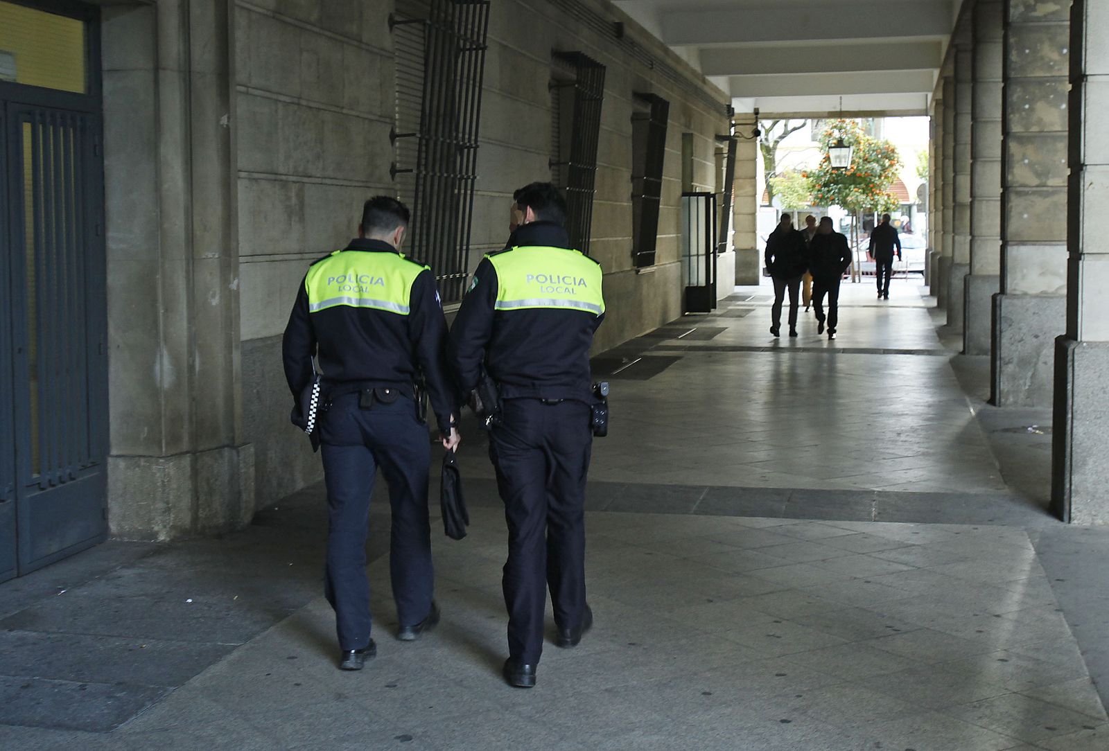 Dos policías locales salen de los juzgados de Sevilla, en una imagen de archivo.