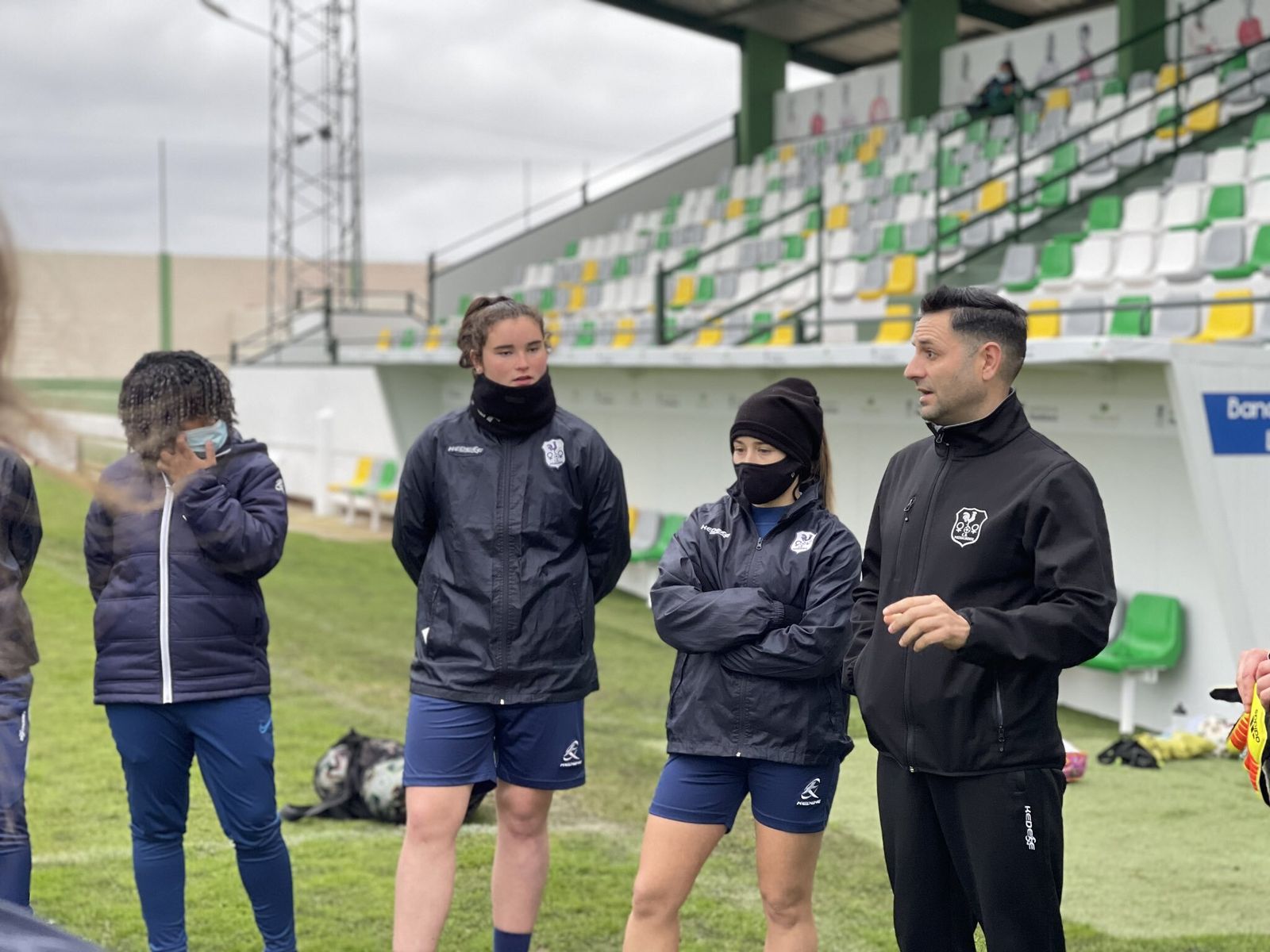 Manuel Fernández hace indicaciones a sus jugadoras durante un entrenamiento.