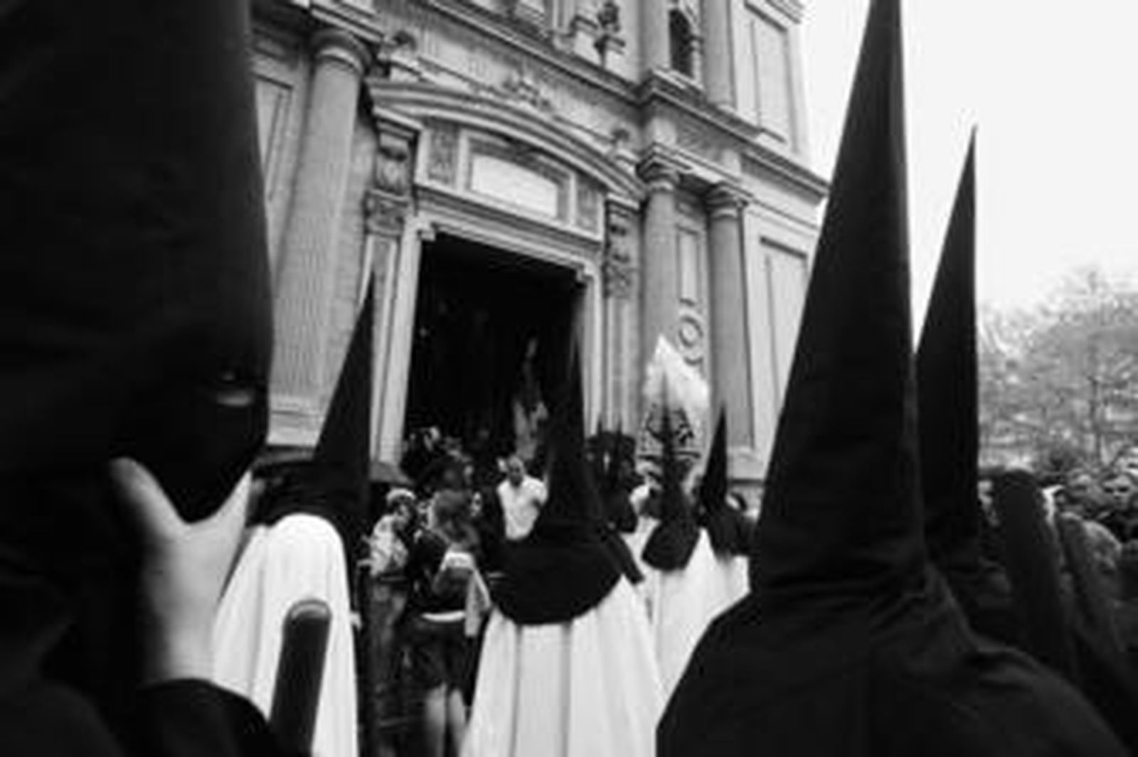 Los primeros tramos de la cofradía llegaron a salir a la calle.