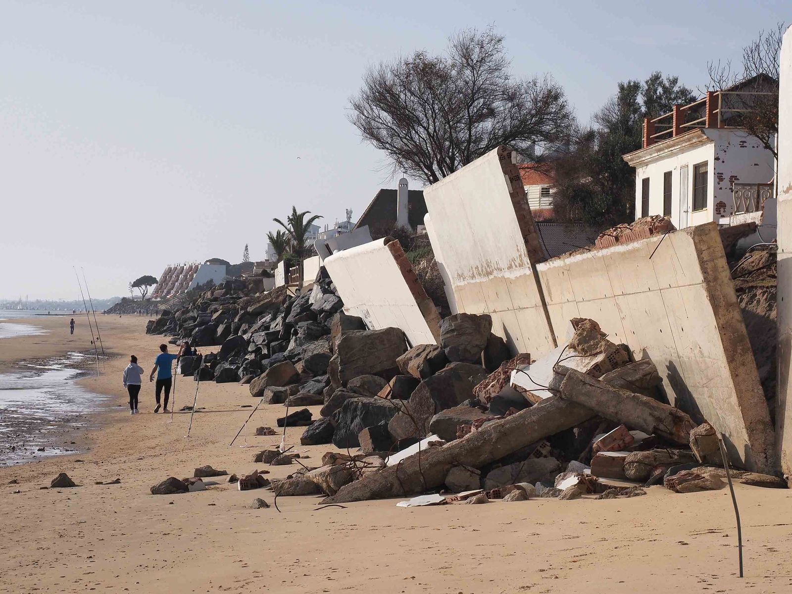 Viviendas en primera línea de playa en El Portil gravemente afectadas por los últimos temporales