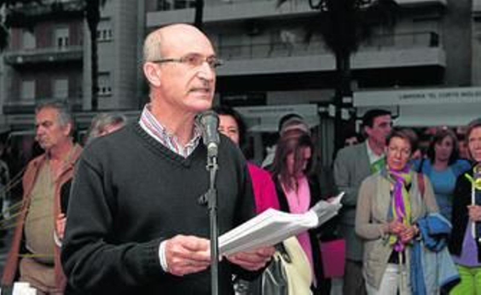 1. El catedrático de Lengua y Literatura Antonio Carballar inició la lectura de poemas de Caballero Bonald, en la Plaza de las Monjas. 2. El delegado de Cultura, Vicente Zarza, leyendo el manifiesto. 3. Afiliados a la ONCE que participaron en la lectura de la antología del Premio Cervantes. 4. Umberto Stabile leyó obras de Juan Ramón Jiménez en la Diputación.