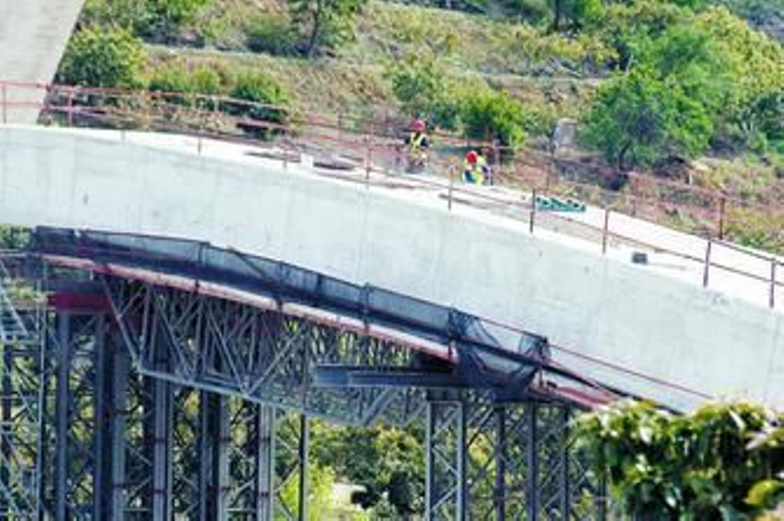 Trabajos de reconstrucción del viaducto de la A-7 en abril.