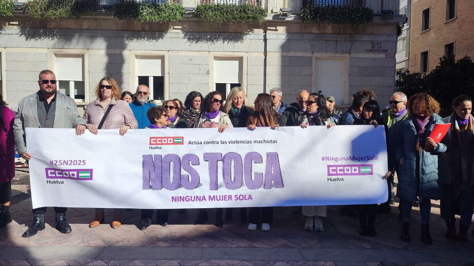 Concentración de CCOO en las puertas del Ayuntamiento de Huelva.