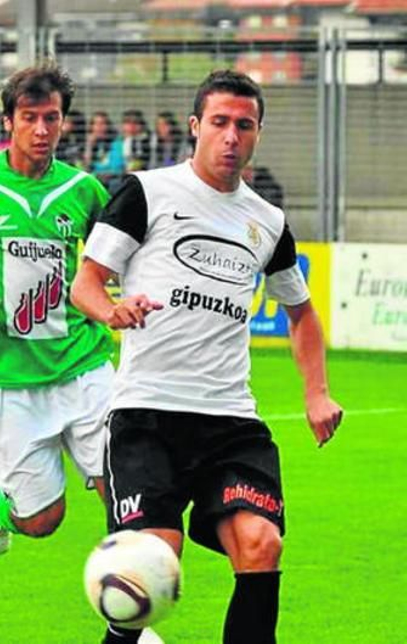 Igor Angulo intenta controlar el esférico durante un partido.