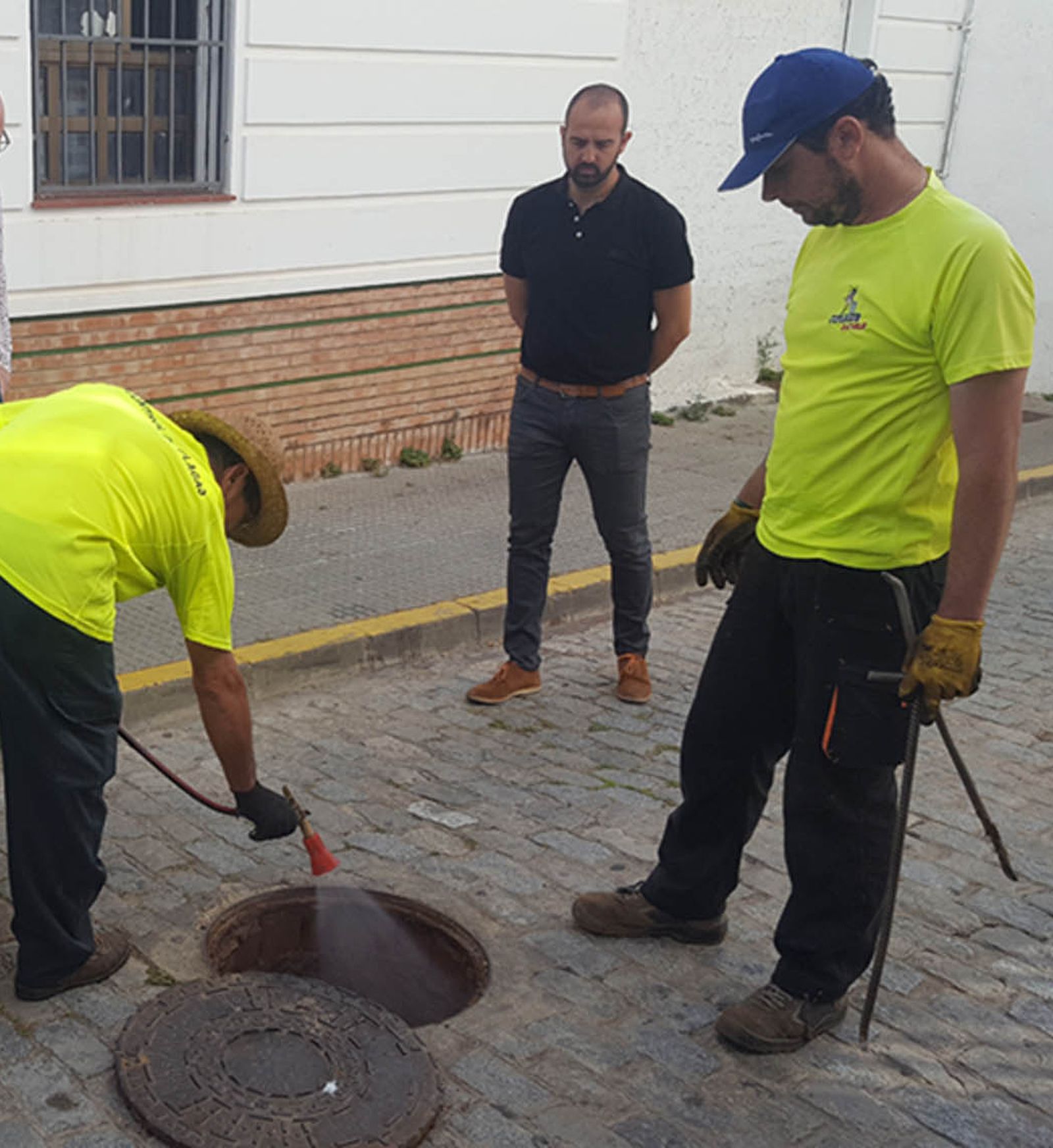 Operarios en una de las calles de la localidad.