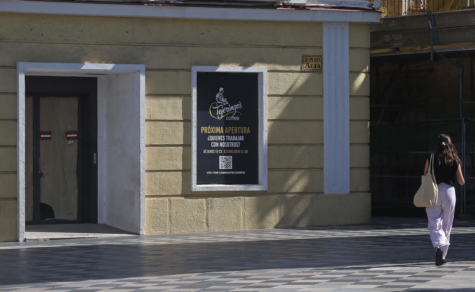 Cartel que anuncia la próxima apertura de una churrería en la Plaza Alta.