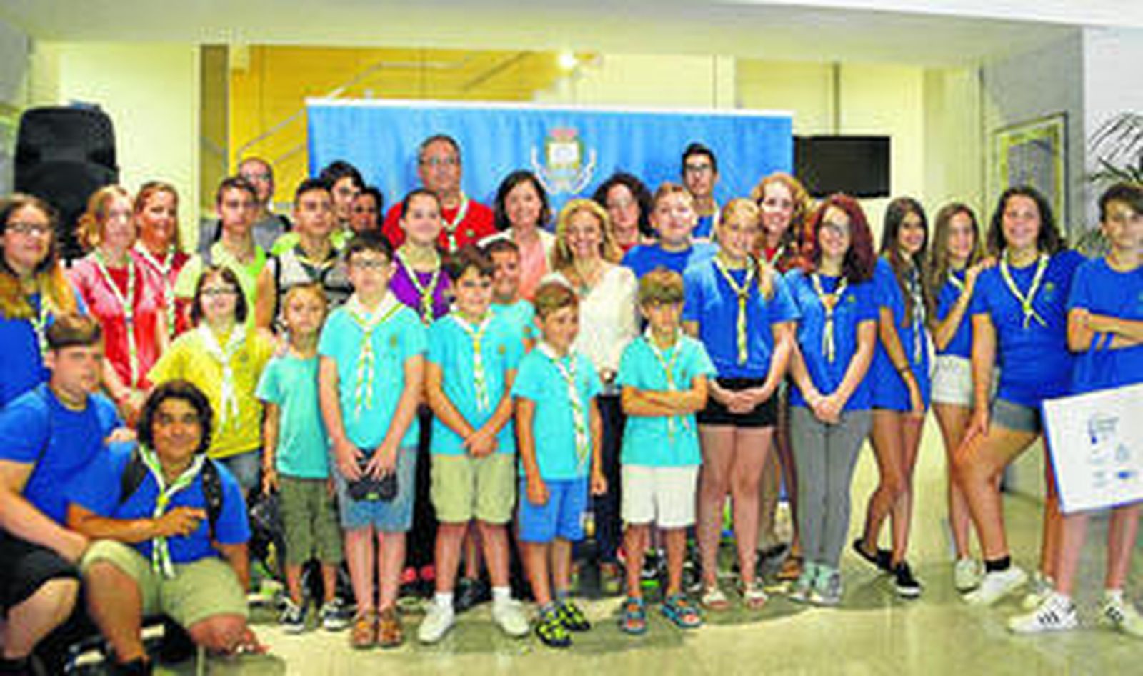 Algunos de los pequeños y jóvenes de Scout Eryteeia, ayer con sus responsables, Mar Suárez y Patricia Cavada.