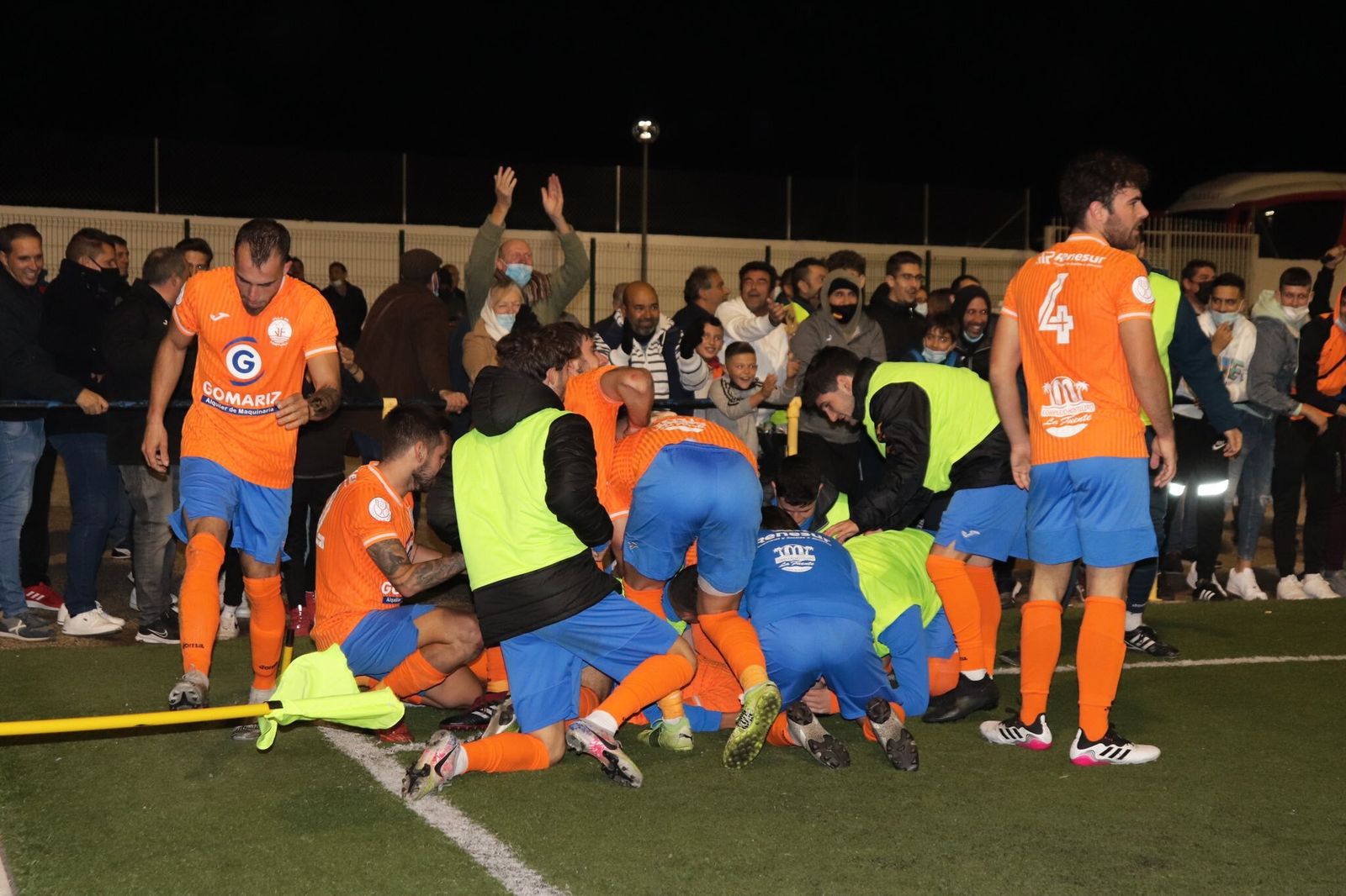 Los jugadores del Villa de Fortuna celebran el gol que apeó al Atlético Espeleño de la Copa del Rey.