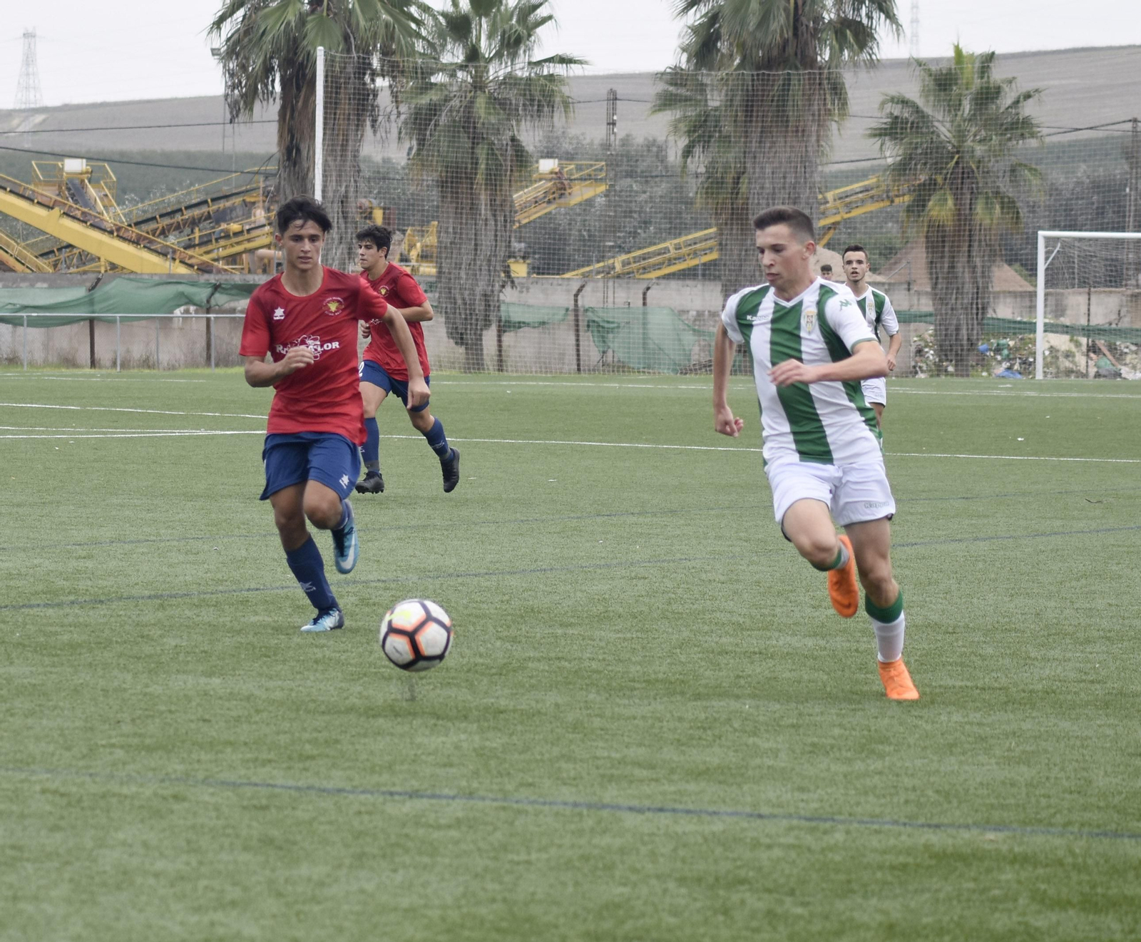 Un jugador del Córdoba y uno del Villanueva pugnan por el balón en el duelo de la primera vuelta Un jugador del Córdoba y uno del Villanueva pugnan por el balón en el duelo de la primera vuelta