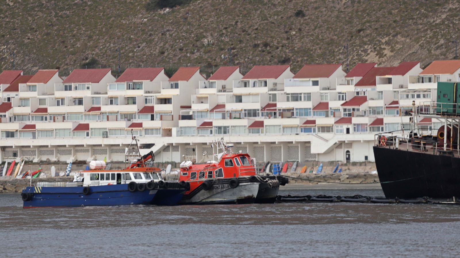 Fotos del buque hundido en Gibraltar y vertido en la playa de Poniente de La Línea