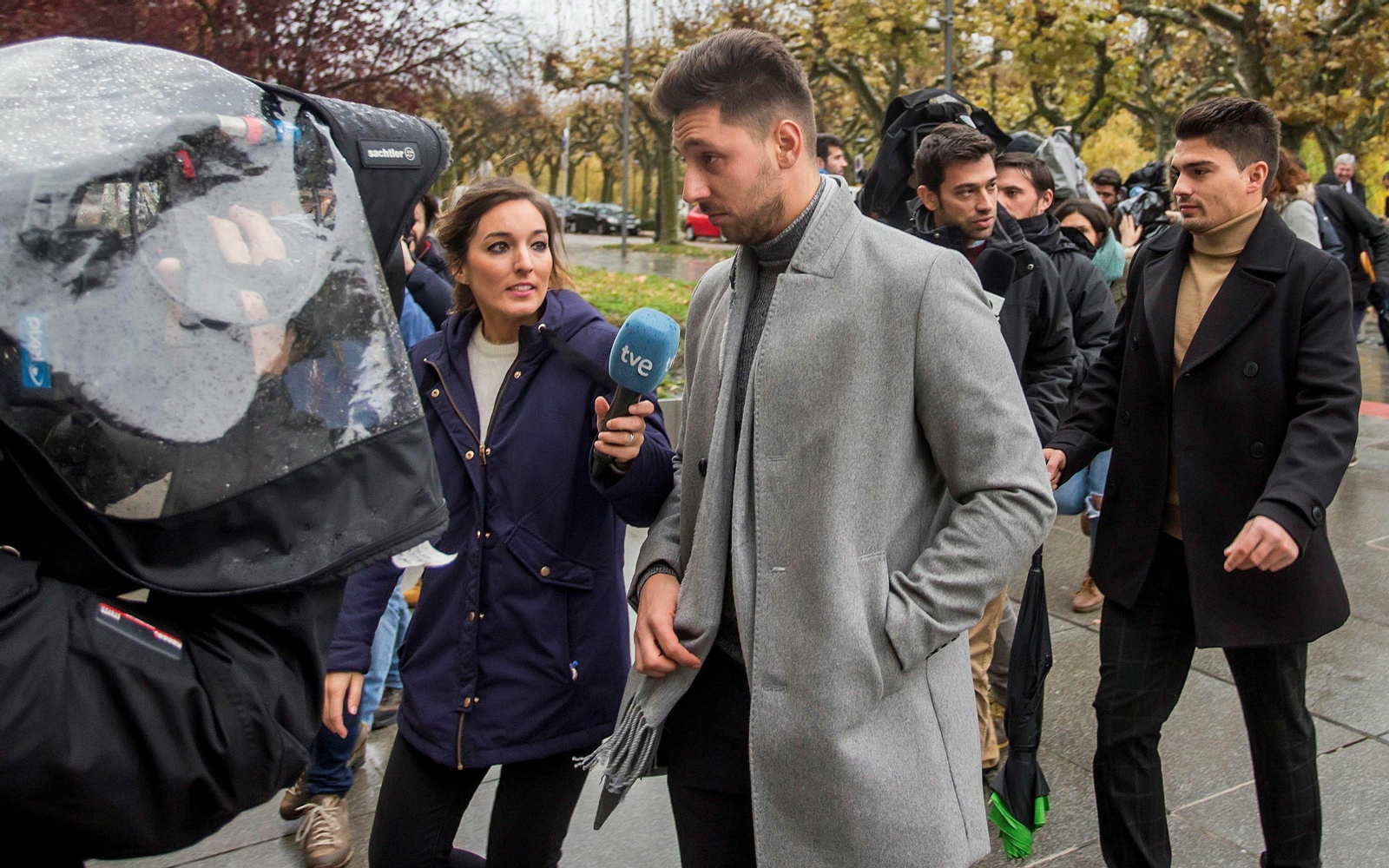 Raúl Calvo (dcha.) y Víctor Rodríguez, dos de los acusados, ante la Audiencia Provincial de Burgos el pasado noviembre.