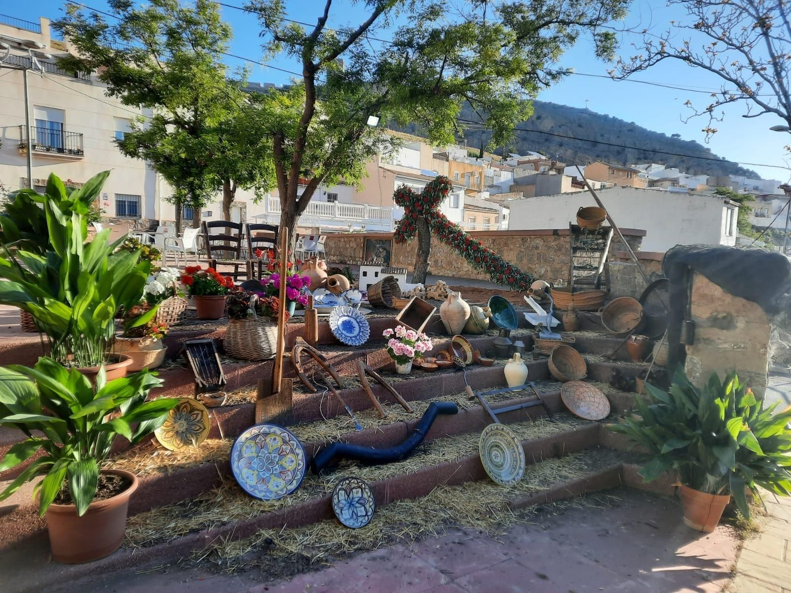 La cruz de la Asociación de Vecinos de El Tomillo en pasadas ediciones de esta festividad primaveral.