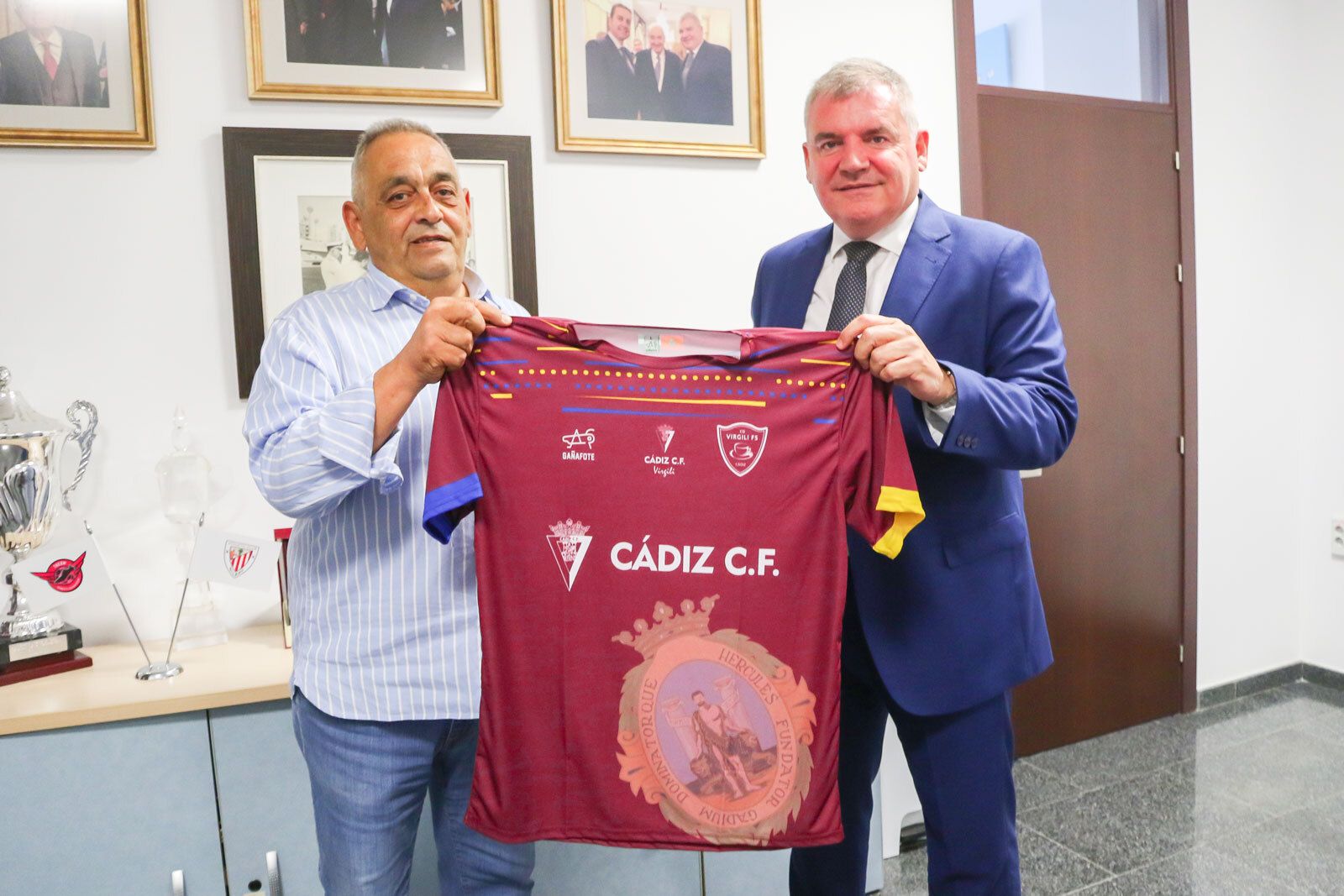 Vizcaíno (d) recibió de Isorna una camiseta especial del Virgili.