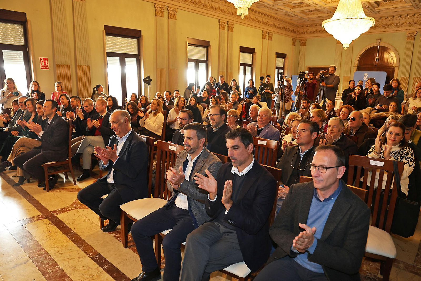 Sus Majestades Los Reyes Magos son coronados en el Ayuntamiento de Huelva