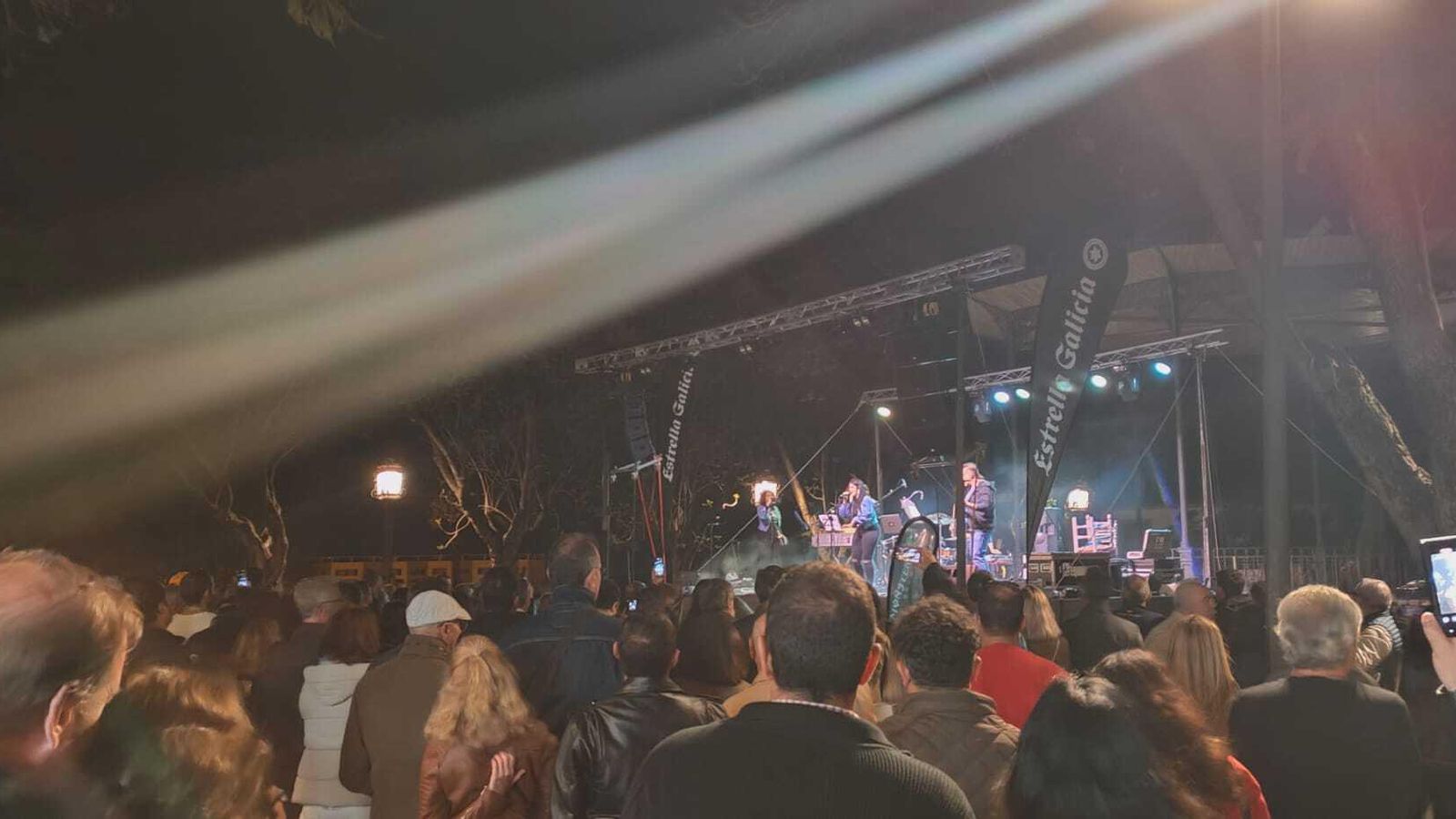 Muchos aficionados, ayer en la Alameda Vieja durante el tributo a Mecano. Muchos aficionados, ayer en la Alameda Vieja durante el tributo a Mecano.