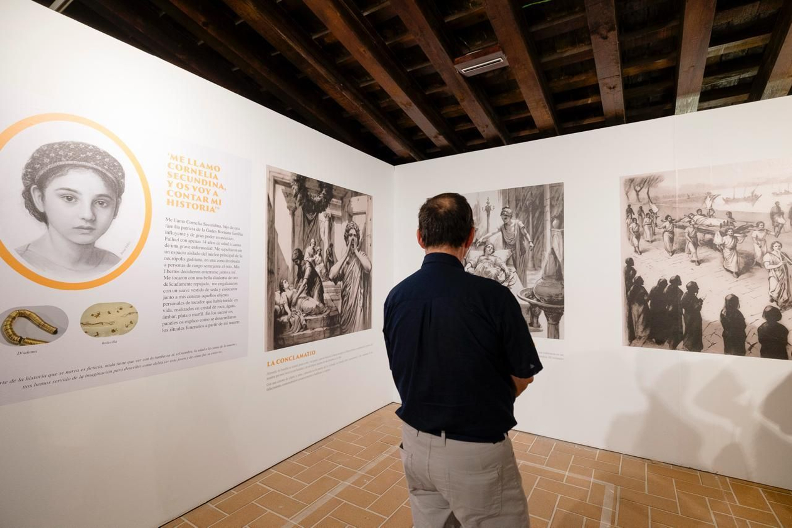 Un hombre contempla los paneles expositivos en Santa Catalina.
