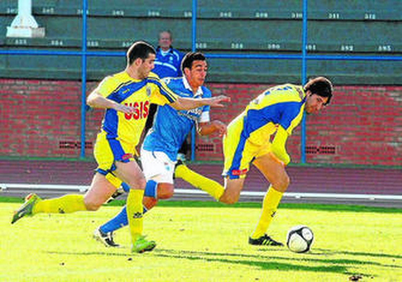 El esfuerzo de los jugadores del Isla Cristina se quedó sin premio ante el Xerez B.