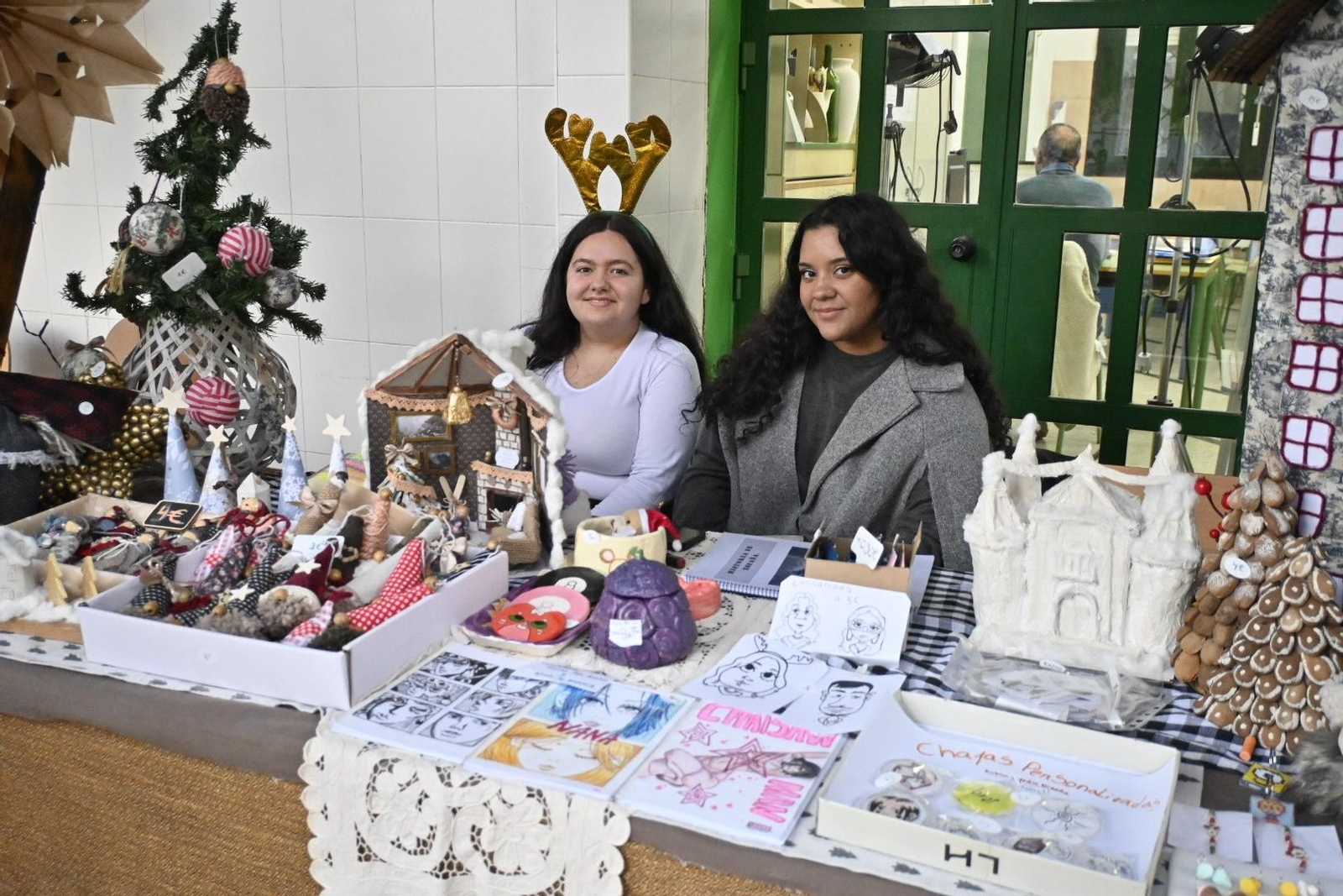 Imágenes del tradicional mercadillo de navidad de la escuela de arte León Ortega
