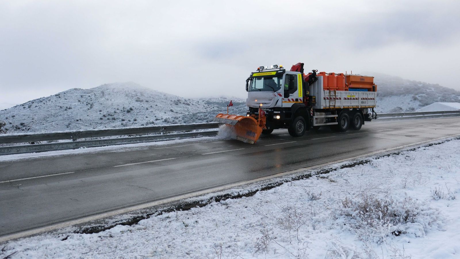 Lás máquinas quitanieves actuaron en la carretera Ronda-Costa del Sol.