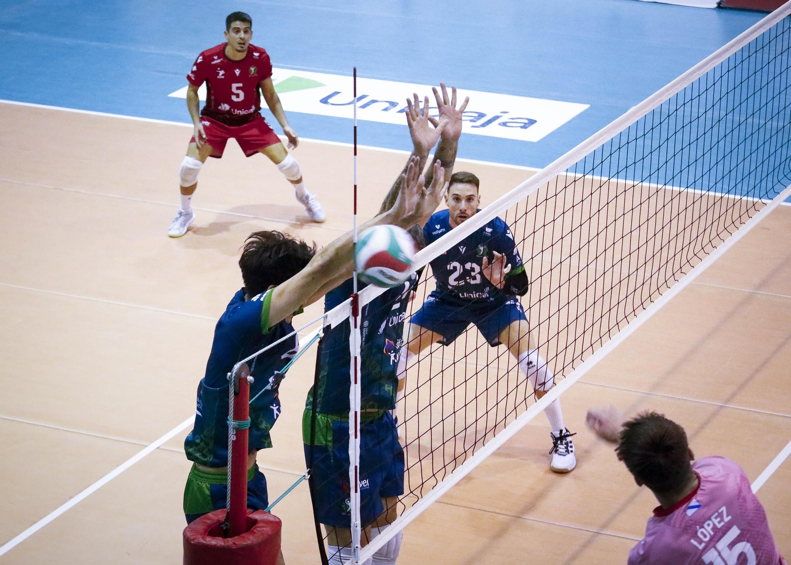Unicaja Costa de Almería-Arenal Emeve de la Superliga, en imágenes