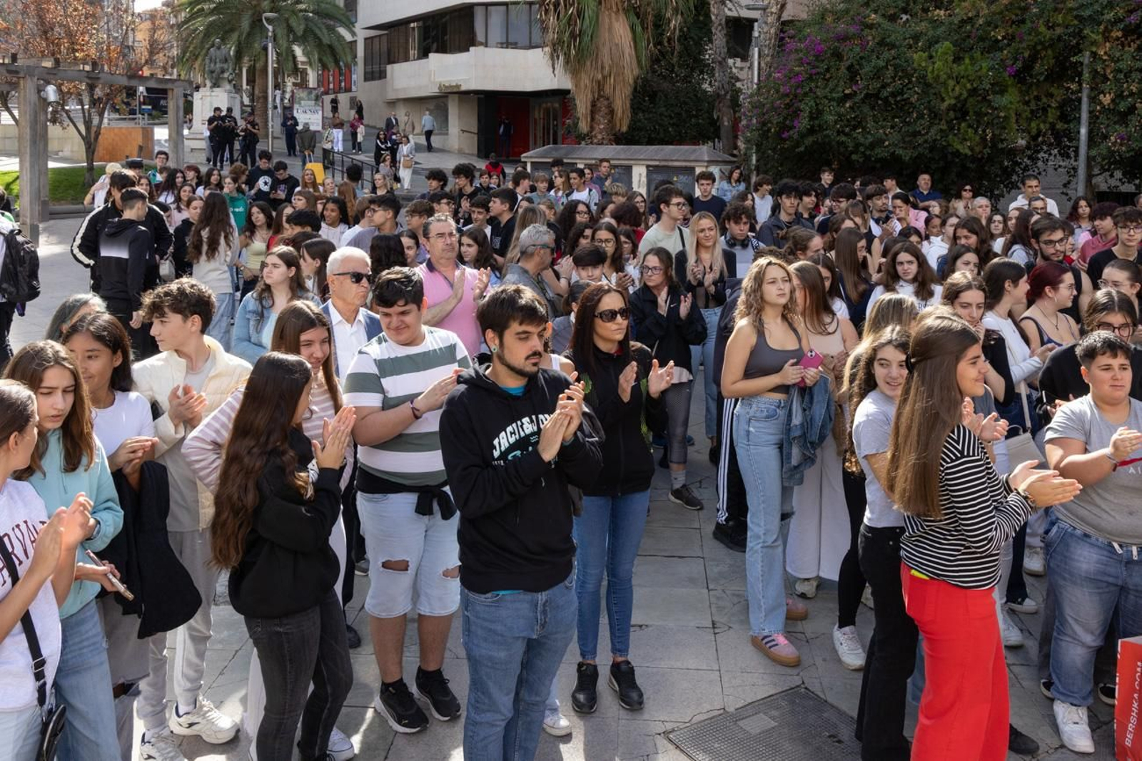 oncentración-manifestación en la plaza de la Constitución por la huelga de estudiantes por la víctima de acoso