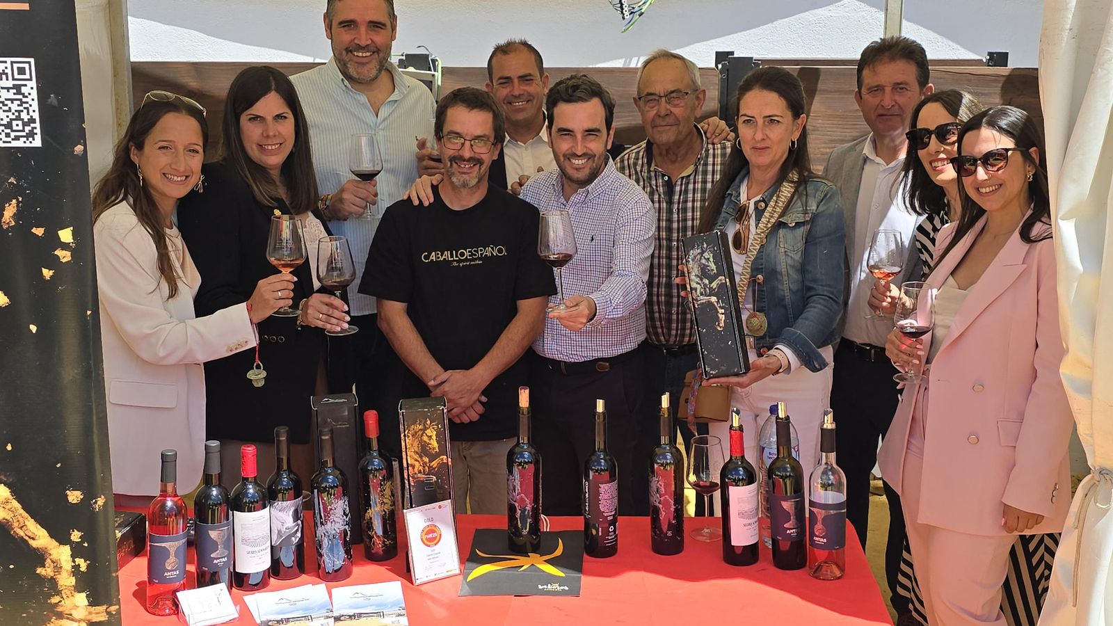 El remozado coso laujareño acoge una treintena de stands de las bodegas almerienses.