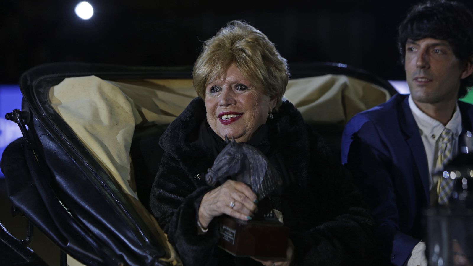 La cantante María Jiménez, con su Premio PRE en un coche de caballos.