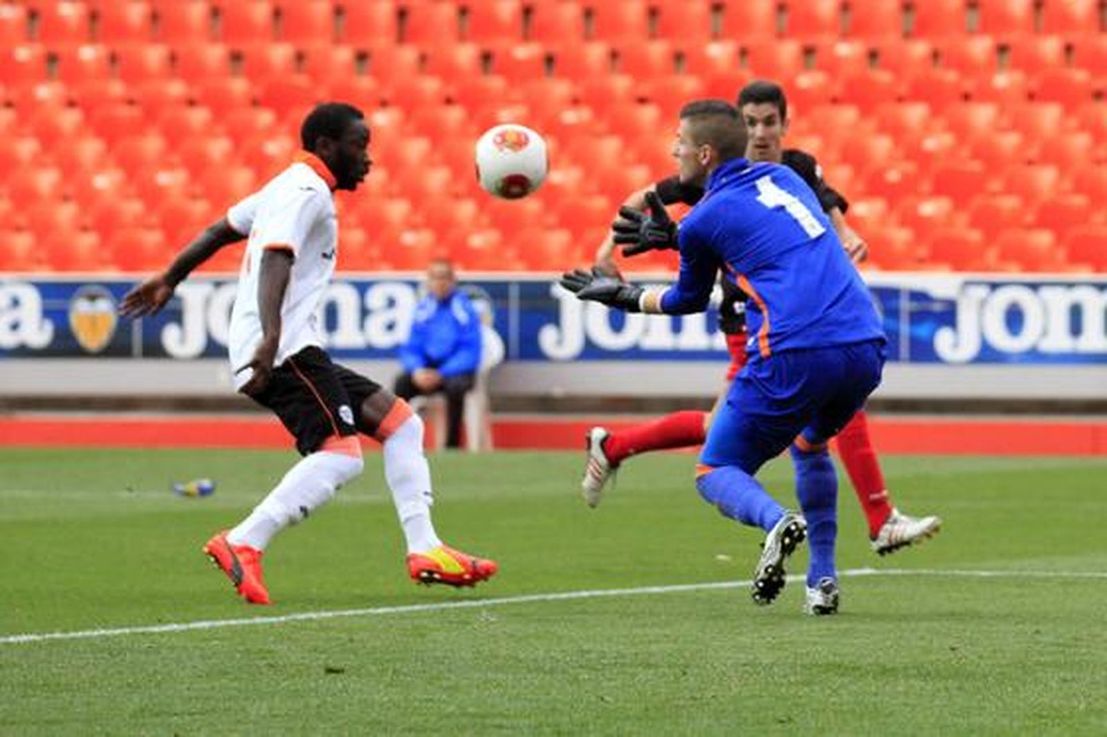Los albirrojos consuman la pérdida de la categoría un año después de subir al caer en Valencia por 1-0

Foto: LOF