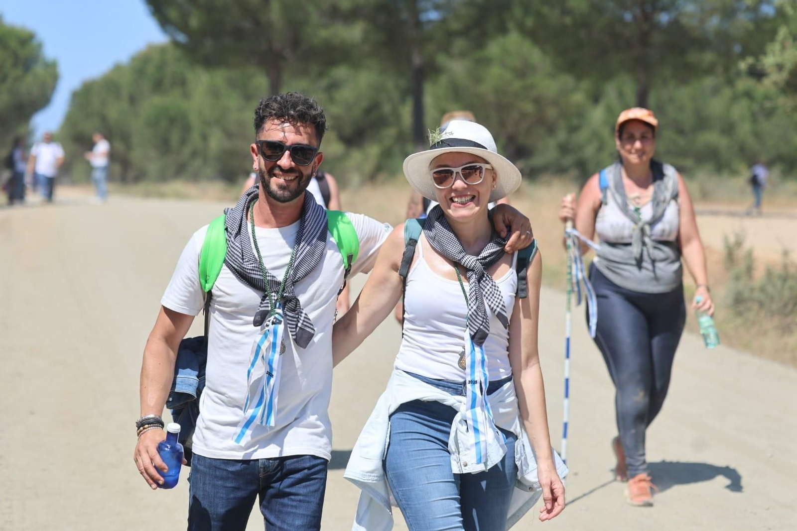 Ambientazo en el camino de Huelva al Rocío este viernes: imágenes de los peregrinos en La Matilla