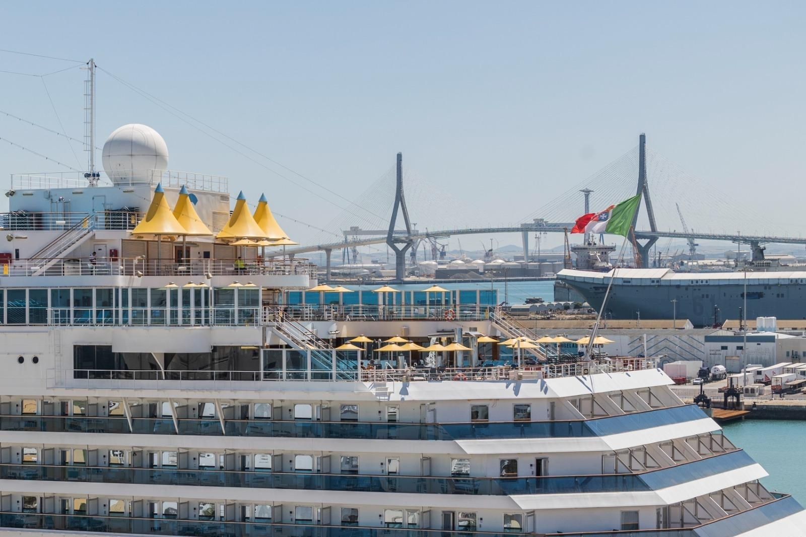 Jornada con la visita de cinco cruceros al puerto de Cádiz