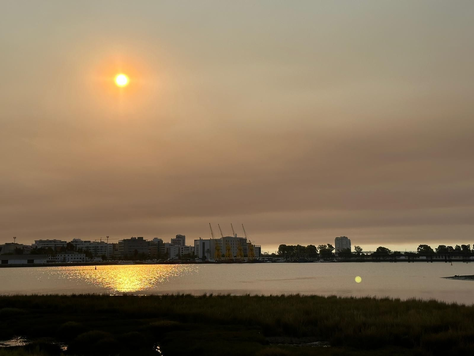 Así se veía Huelva esta martes a las 9:00 desde Marismas del Odiel.