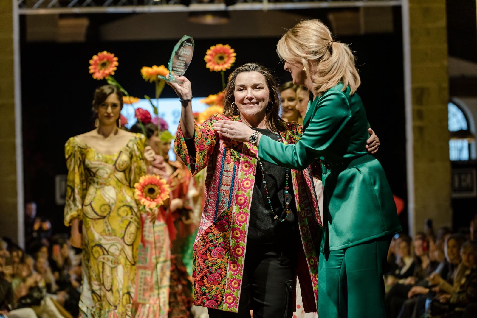 Delia Núñez recibió en Jerez una placa por sus 25 años en la moda.