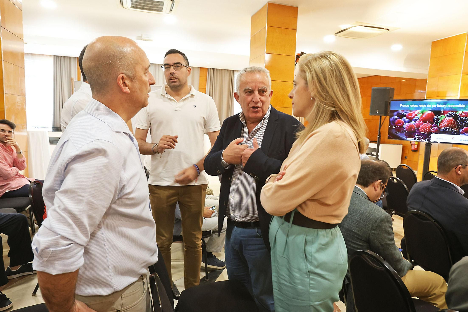 Imágenes de la recepción en el en el desayuno-coloquio de Grupo Joly 'Frutos rojos: retos de un futuro sostenible'