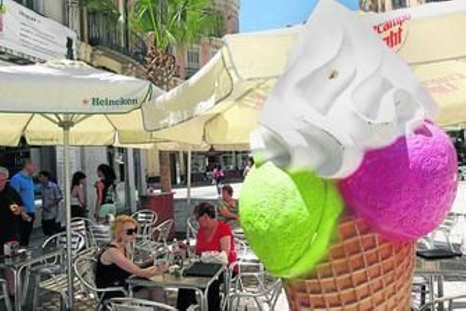 Competencia. Los helados resisten la crisis. De ahí que en los últimos meses hayan proliferado de manera considerable las heladerías. Aquellas más antiguas sobreviven al paso de los años por la especialidad de sus productos, pero sufren un nuevo competidor: el sector de los yogures helados. Los cruceristas constituyen el grueso de la clientela. Alemanes, belgas, japoneses y hasta italianos. La expresión que algunos muestran al probarlos es casi tan curiosa como el sabor de los helados con los que tratan de refrescarse.