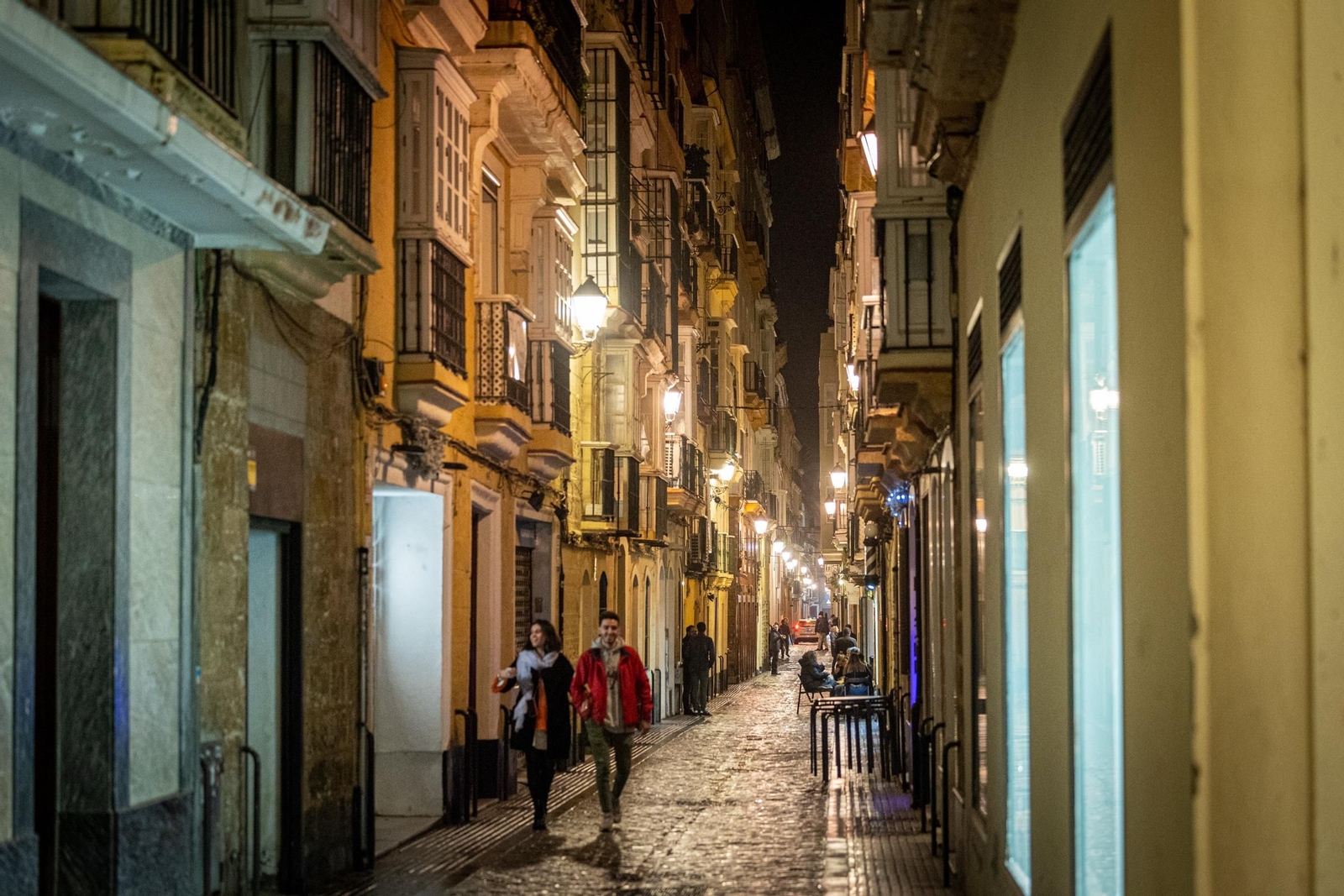 La calle Rosario, sin un solo arco luminoso navideño.