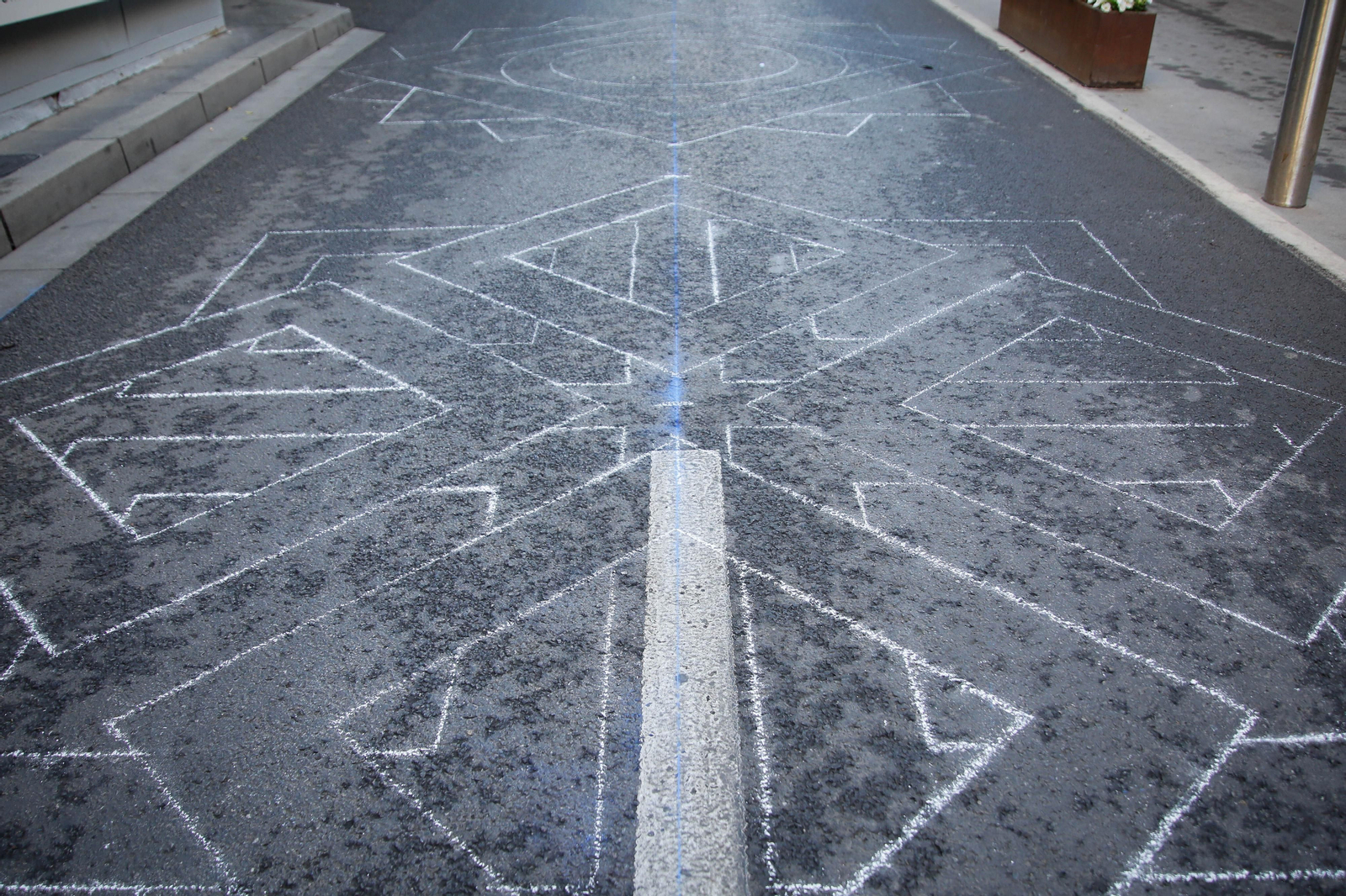 Así es la alfombra de serrín de 60 metros en el Paseo de Almería, en imágenes.