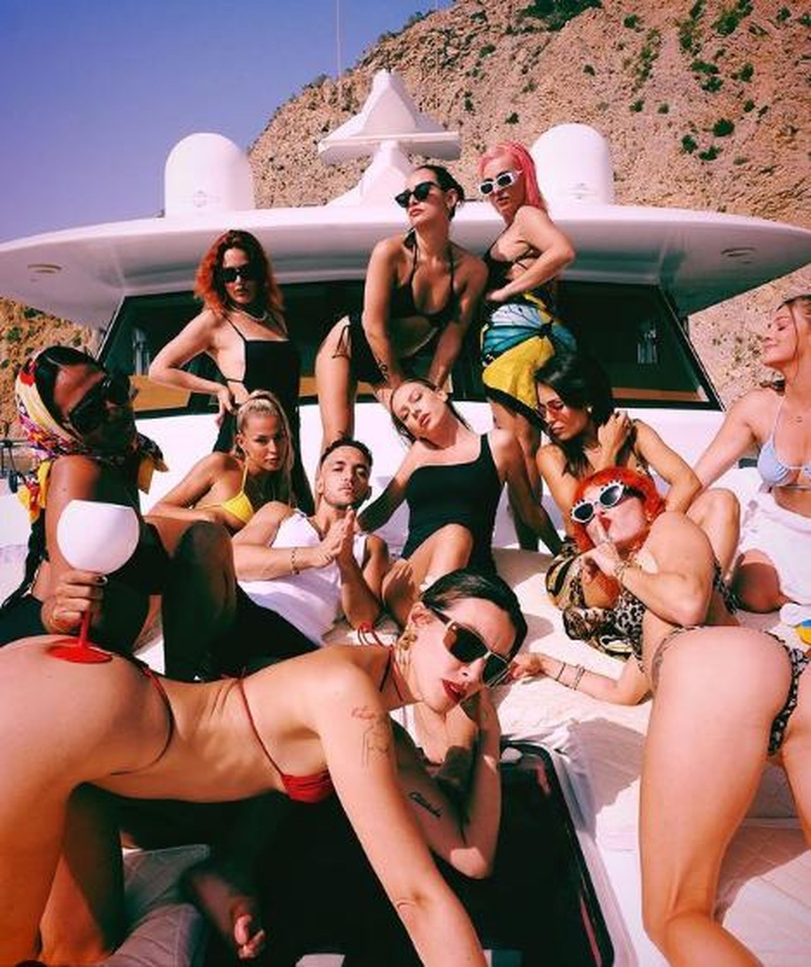 C. Tangana posa junto a diez mujeres en un yate