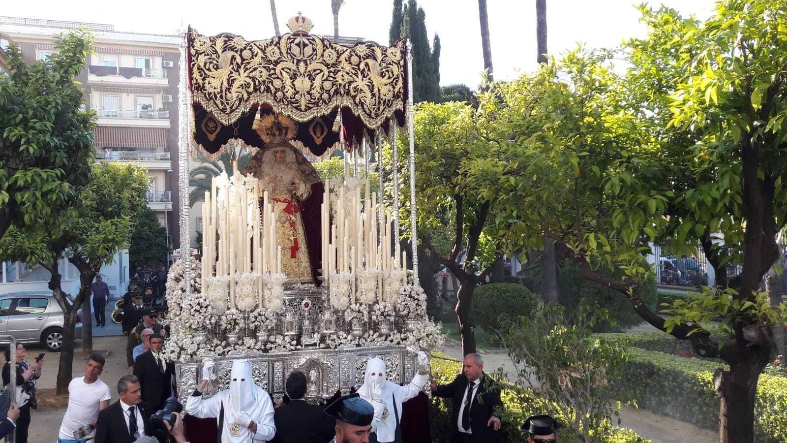 La Virgen del Rosario de la Hermandad de la Milagrosa.