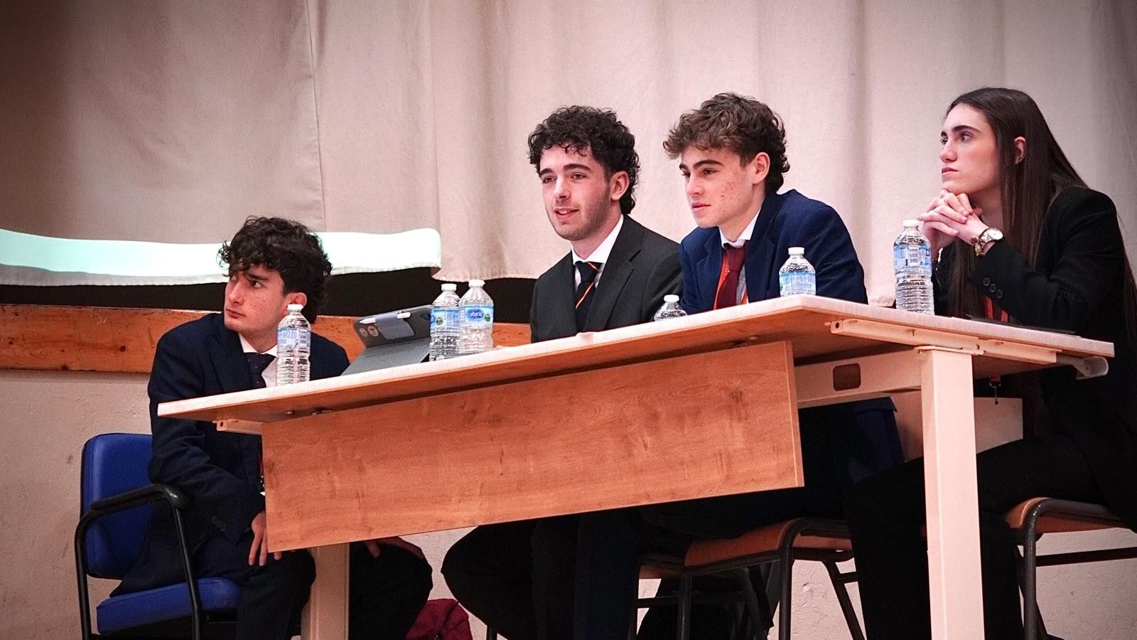 El equipo de debate de 2º de Bachillerato del Liceo de San Fernando durante el torneo