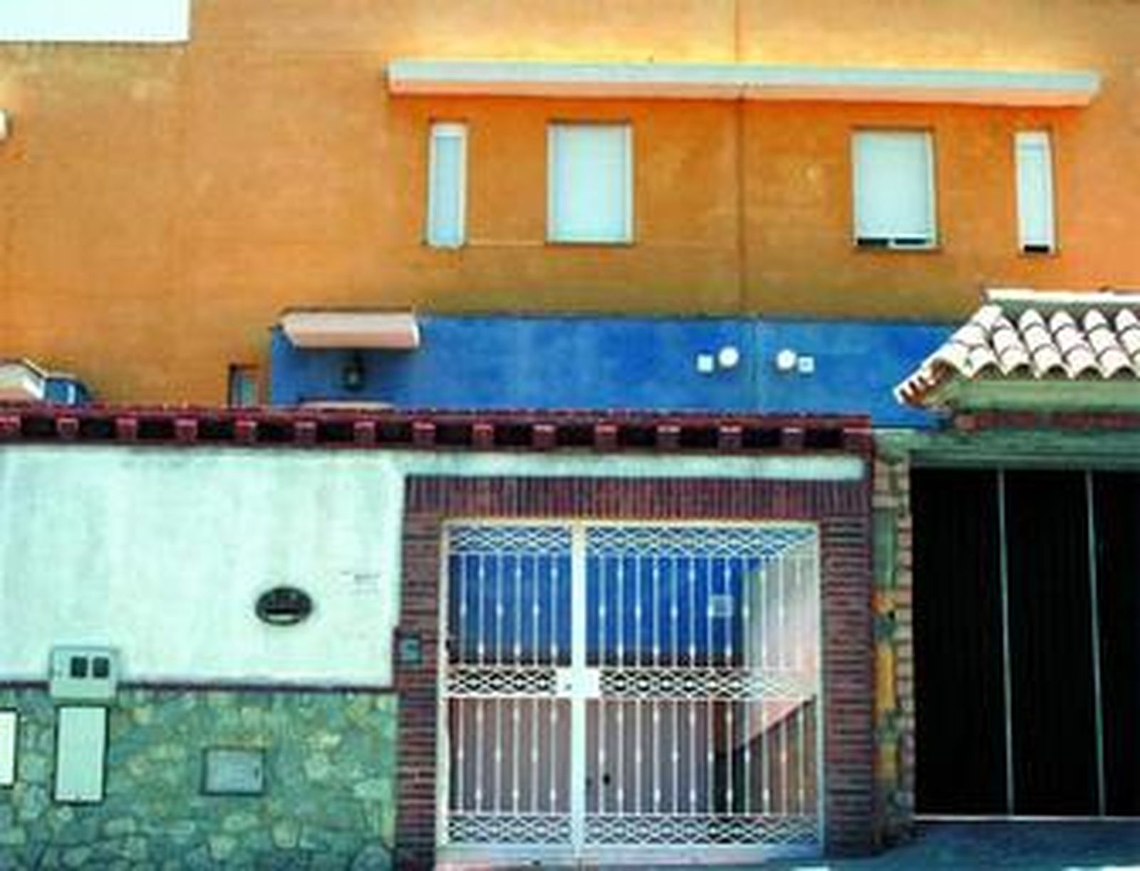 Desde una de estas ventanas se precipitó al vacío la víctima.