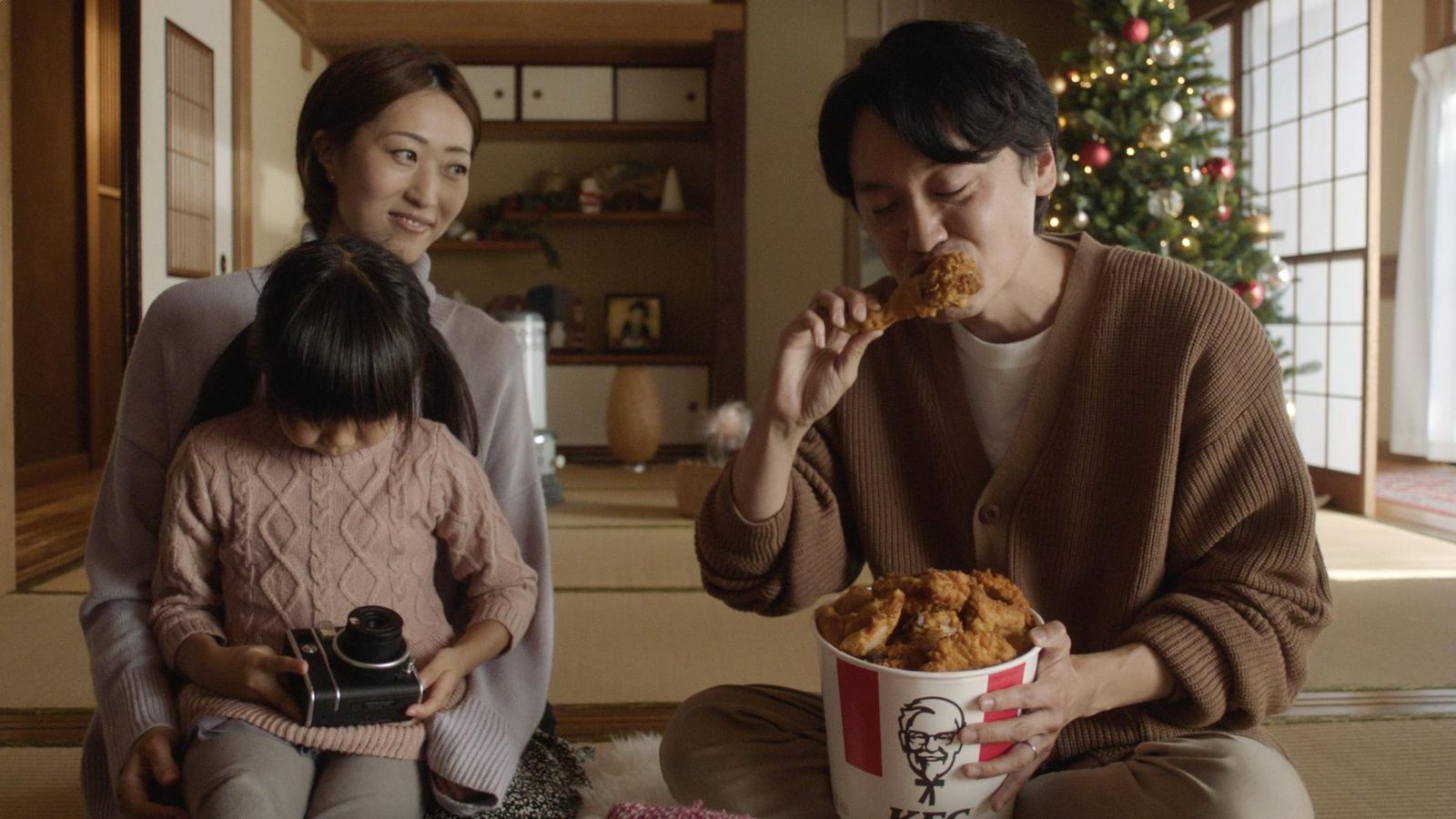 Familia japonesa comiendo KFC