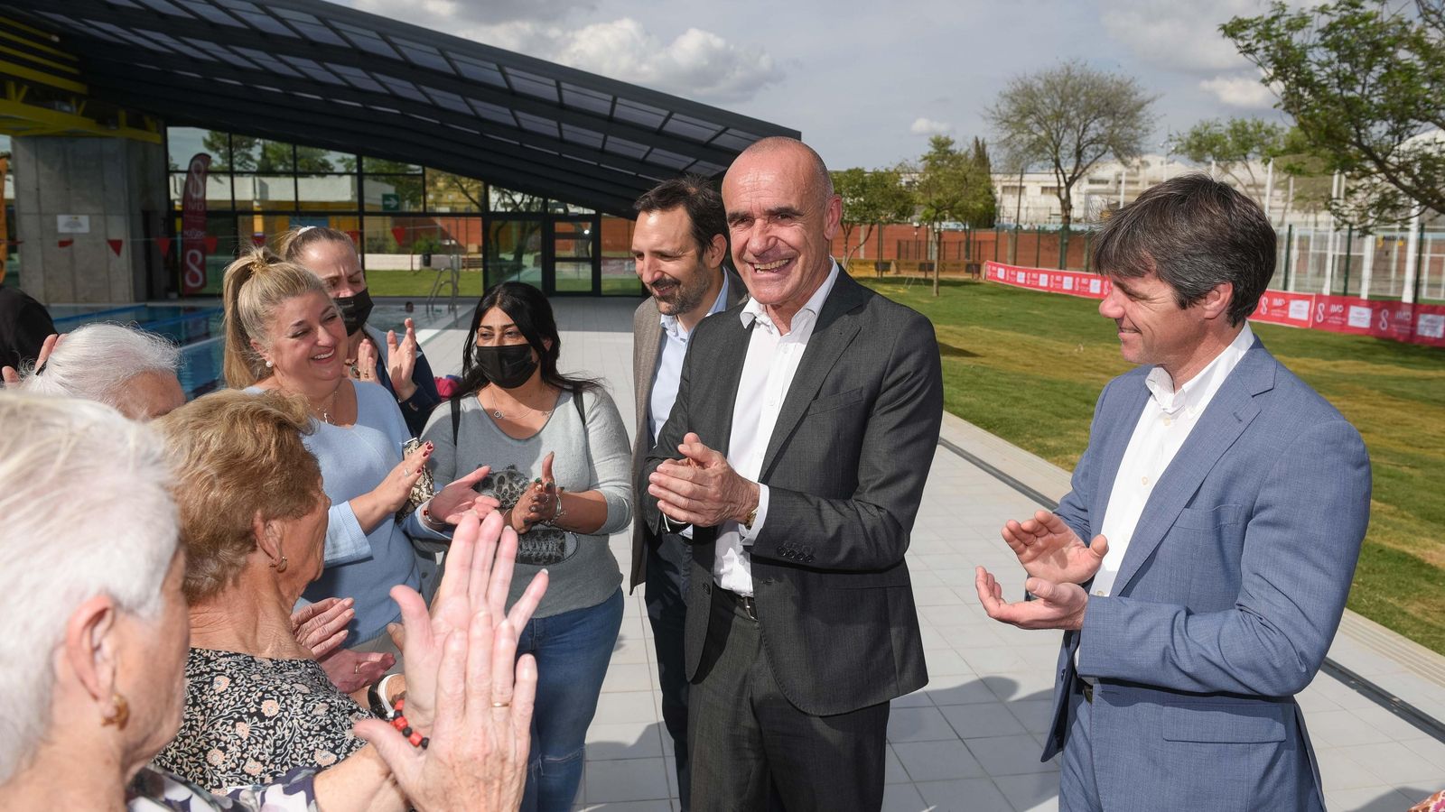 El alcalde y el delegado de Deportes con usuarios de la piscina de Torreblanca.