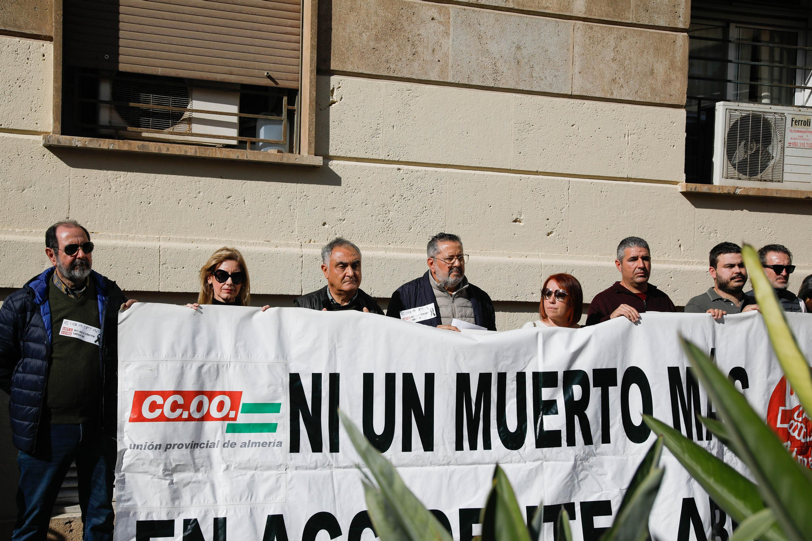 Imágenes de la concentración de CCOO y UGT  tras la muerte de un trabajador en accidente laboral