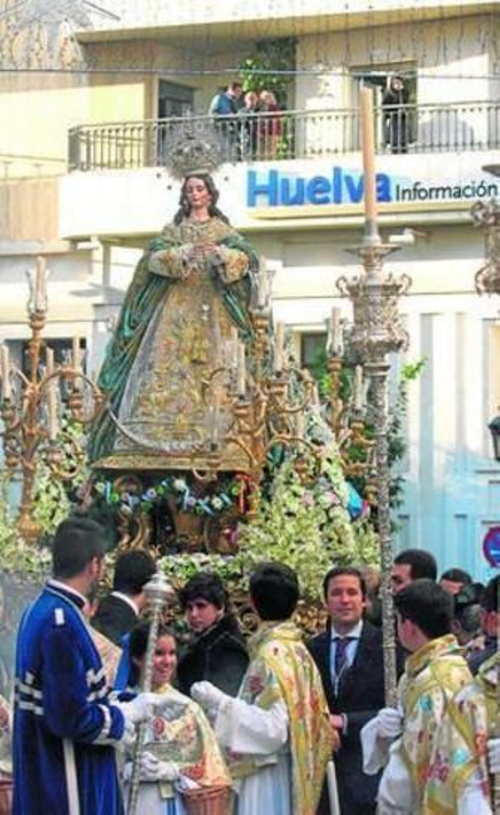 1. El párroco de la Concepción y director espiritual de la Hermandad de la Purísima Concepción, Diego Capado, saluda a las hermanitas de la Cruz a la llegada de la Inmaculada al convento. 2. Salida de la Inmaculada desde la Concepción. 3. A la cita mariana por excelencia de diciembre se sumaron hermandades de penitencia que celebraron actos en honor a sus titulares, como el besamanos de la Victoria. 3. La Esperanza también celebró un besamanos en el día de ayer. 1. El párroco de la Concepción y director espiritual de la Hermandad de la Purísima Concepción, Diego Capado, saluda a las hermanitas de la Cruz a la llegada de la Inmaculada al convento. 2. Salida de la Inmaculada desde la Concepción. 3. A la cita mariana por excelencia de diciembre se sumaron hermandades de penitencia que celebraron actos en honor a sus titulares, como el besamanos de la Victoria. 3. La Esperanza también celebró un besamanos en el día de ayer.
