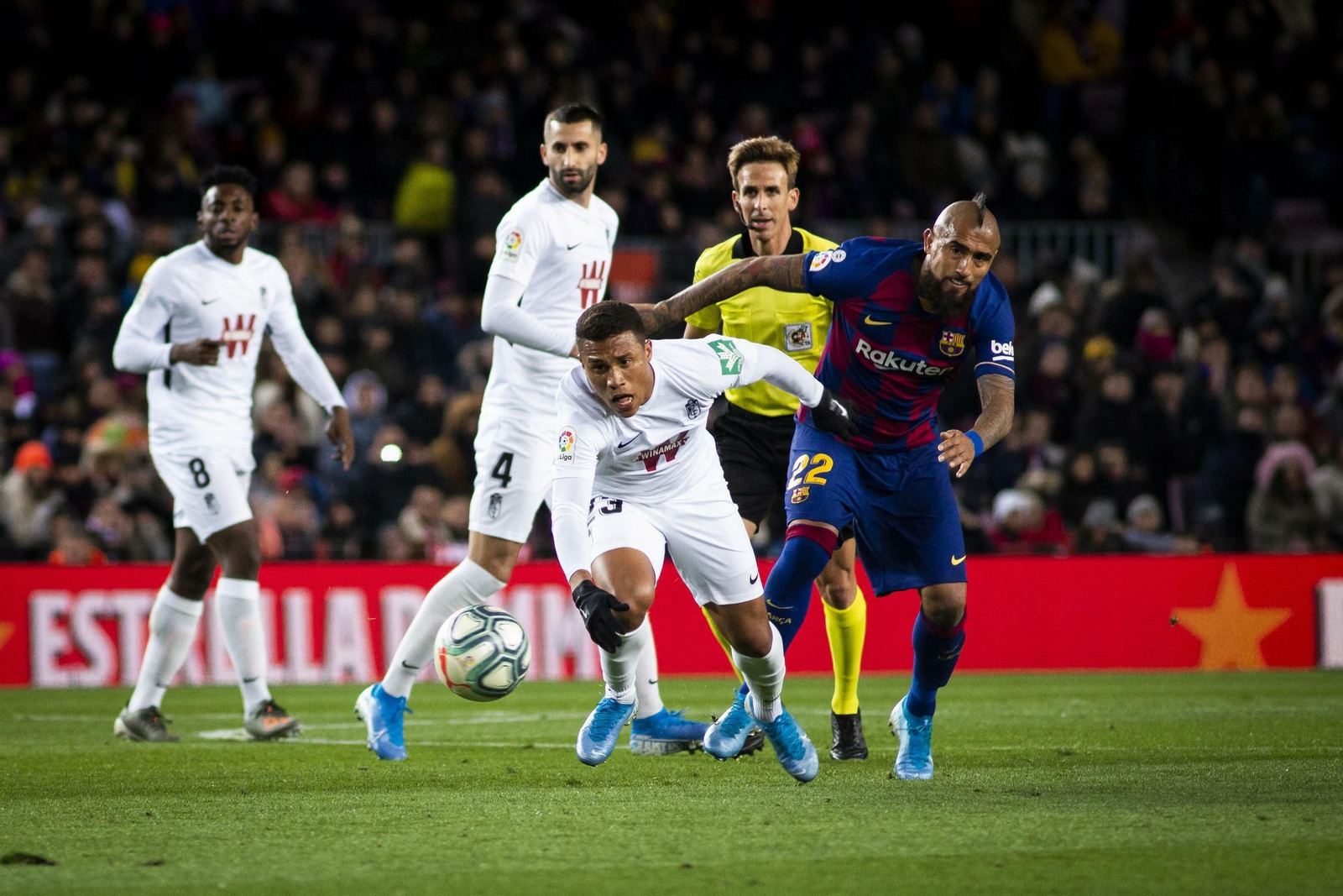Machís deja atrás a Arturo Vidal, con el árbitro pendiente de la acción