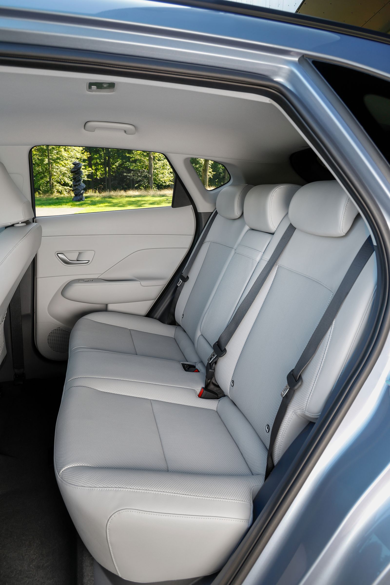 El espacio habitable es semejante al de otros Kona, lo que implica disponer un espacio para las piernas por encima de la media de su clase, así como formidables cotas de anchura o altura.