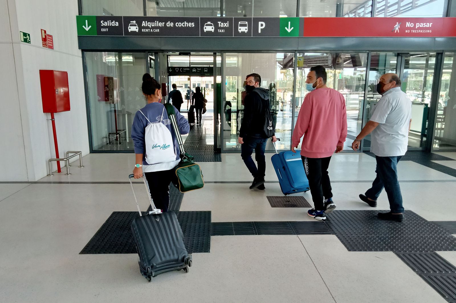 Pasajeros en la estación de Huelva, en una imagen de archivo.