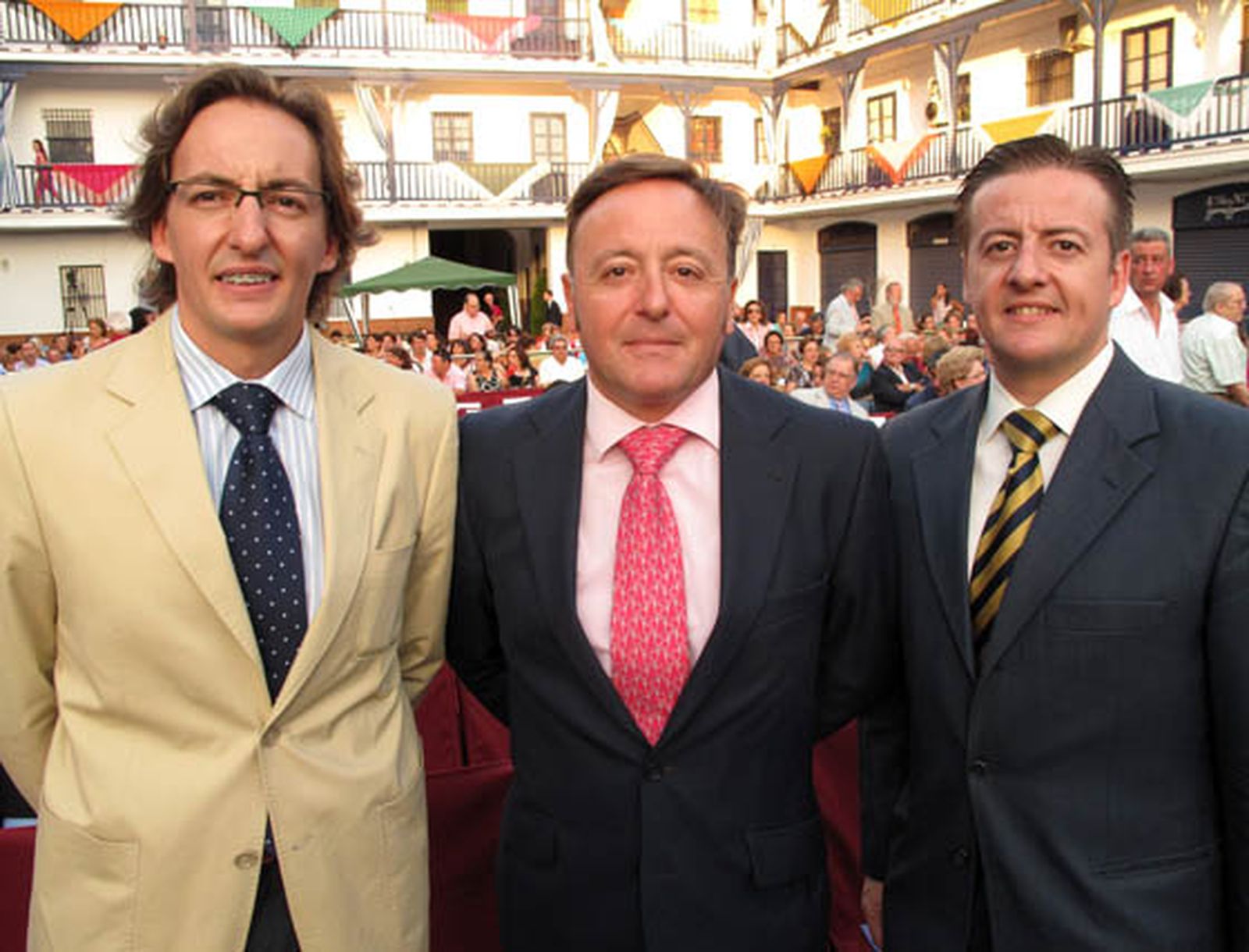 Los hermanos Ramón, Rafael y Pedro José Ariza, hijos de Rafael Ariza, trianero de honor a título póstumo.

Foto: Victoria Ramírez