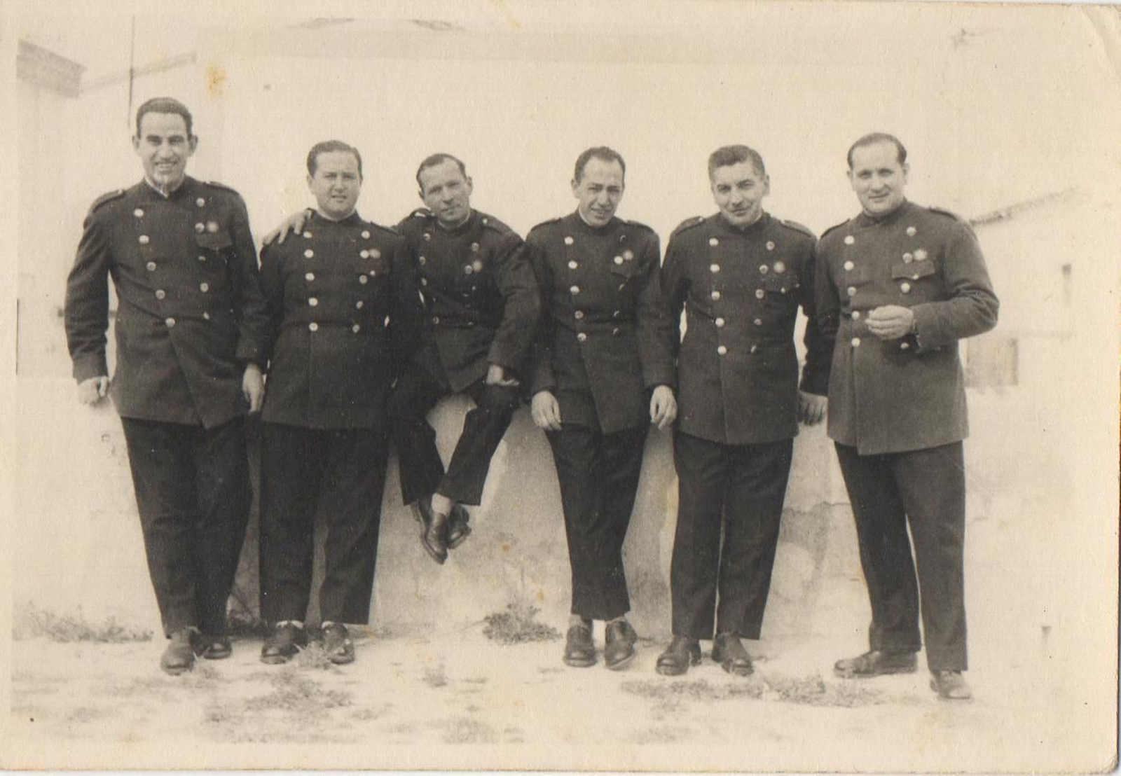 Los elegantes porteros en la azotea del cine.